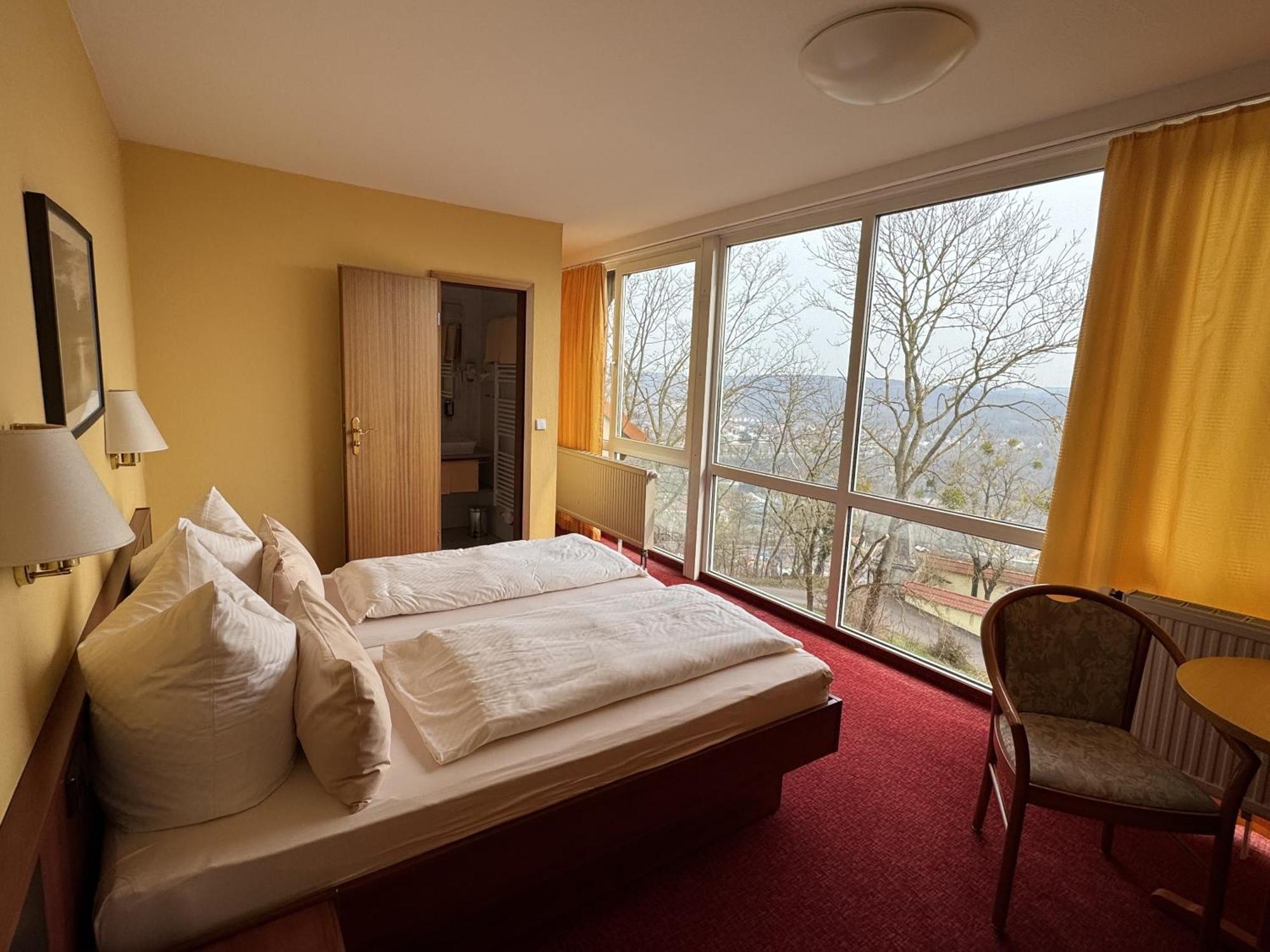 Berghotel Wilhelmsburg Бад Кьозен Стая снимка